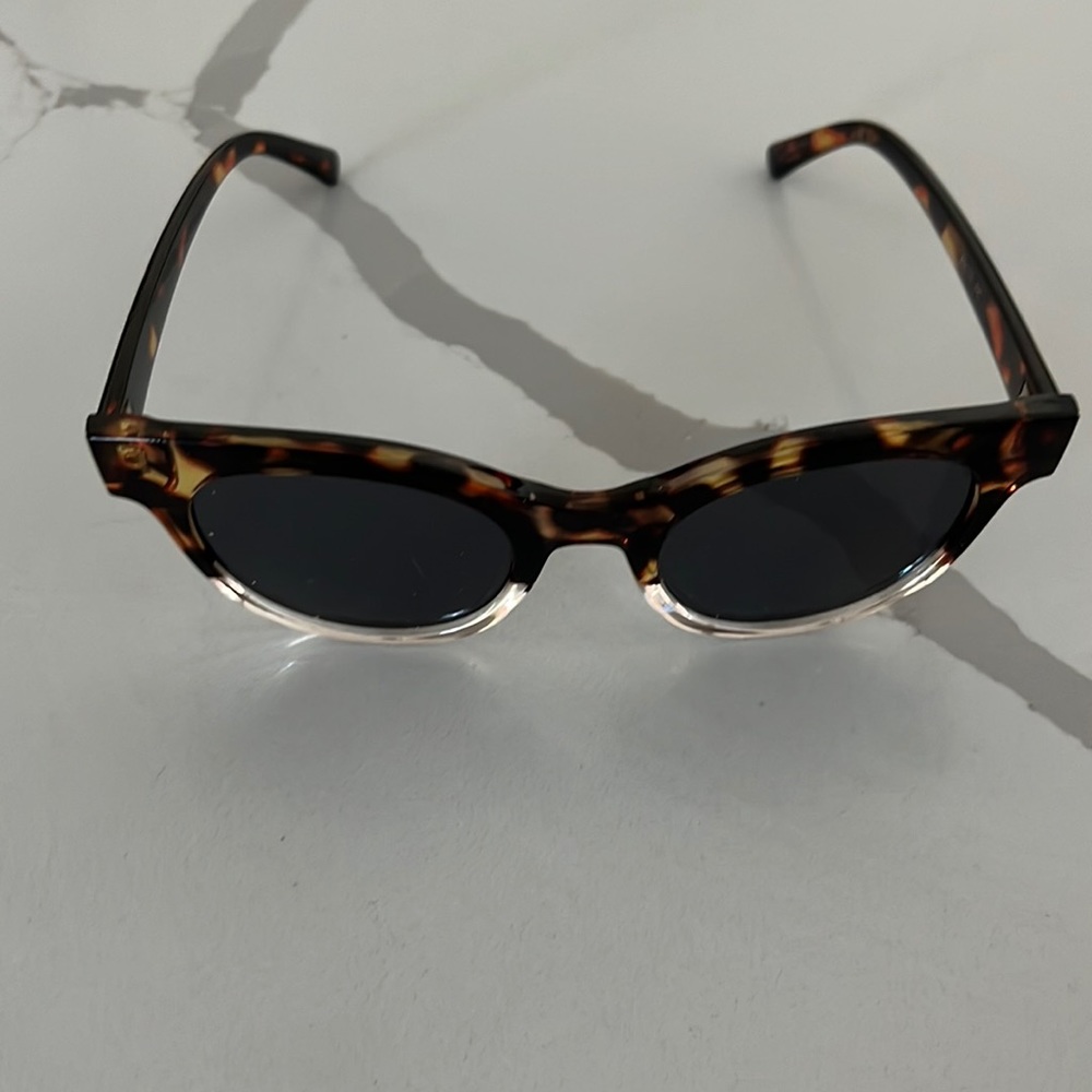 Sunglasses, round lenses